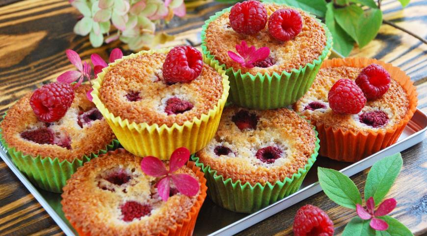 Almond muffins with raspberries
