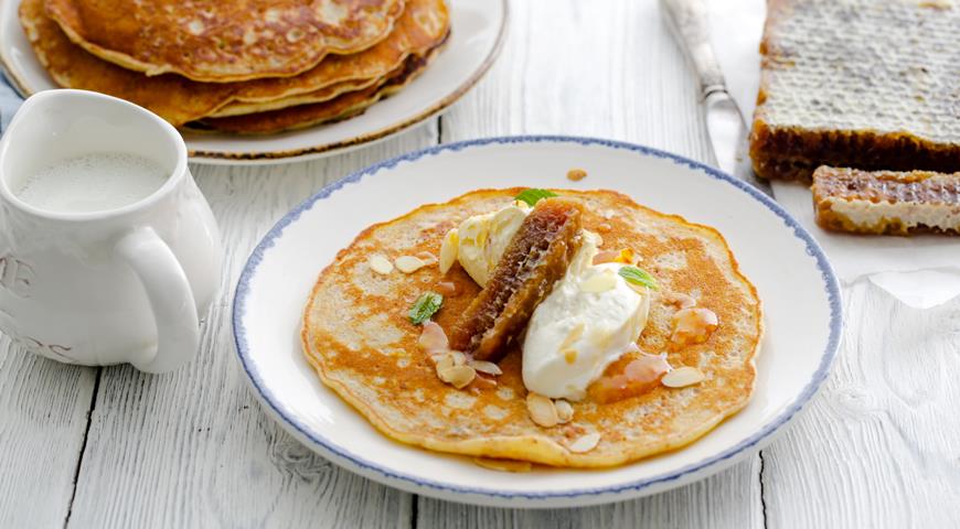 Almond pancakes with apricot butter