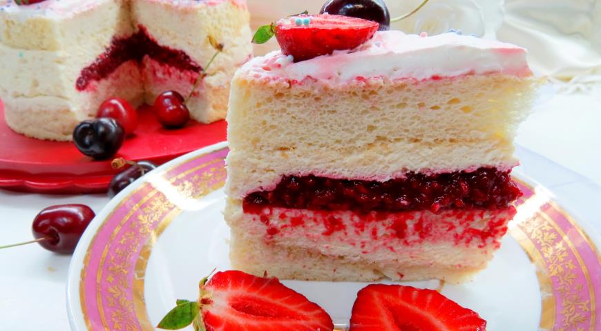 Angel food cake with raspberry confit