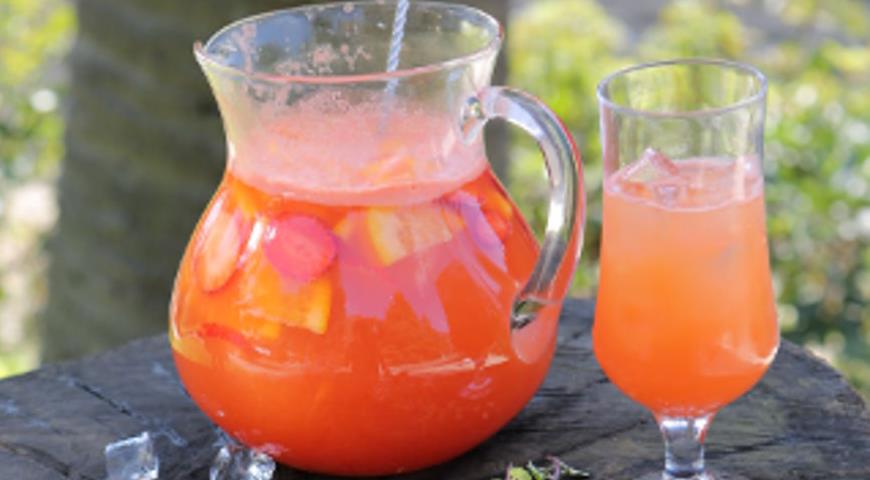 Aperol punch with gin, prosecco and strawberries