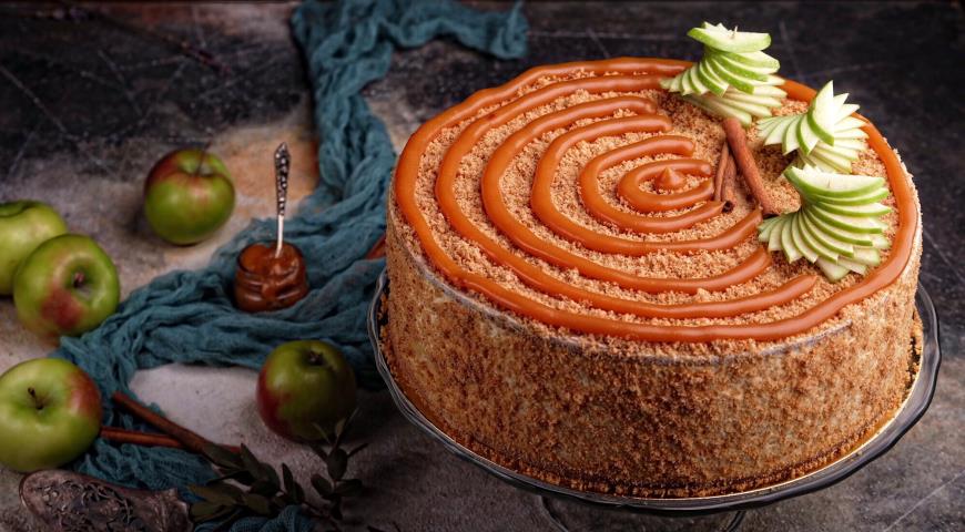 Apple cake with caramel bavarian mousse
