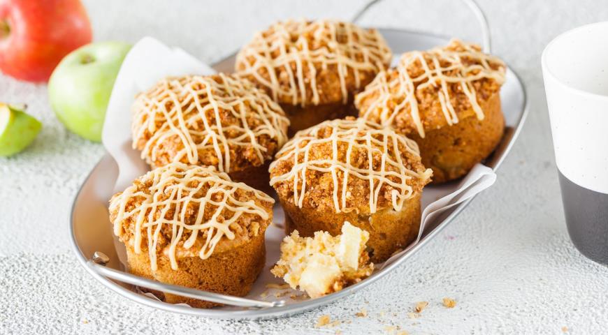 Apple muffins with hazelnut streusel