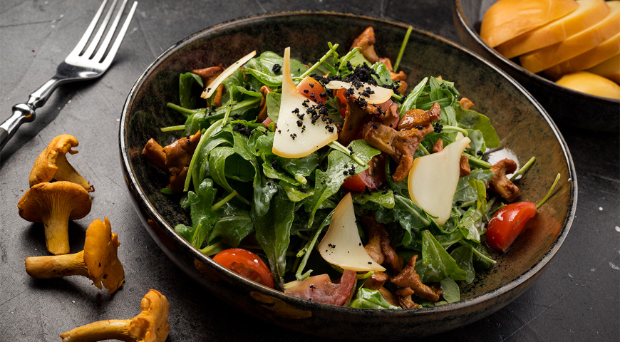 Arugula, chanterelle and cherry tomato salad with yoghurt dressing and smoked cheese