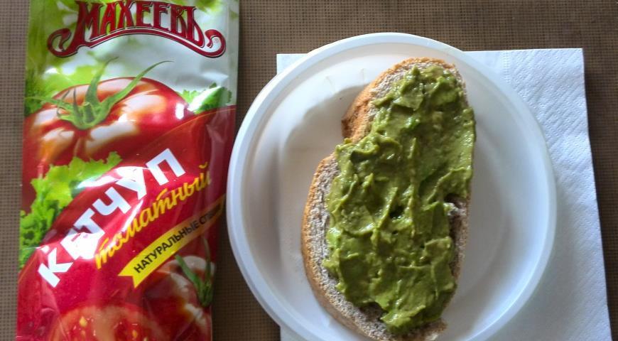 Avocado, ketchup and olive oil sandwich