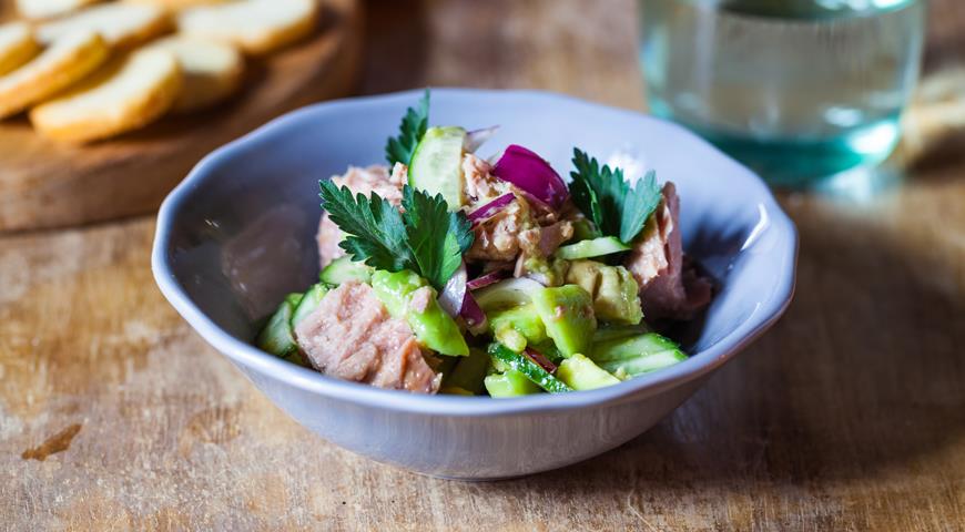 Avocado salad with canned tuna