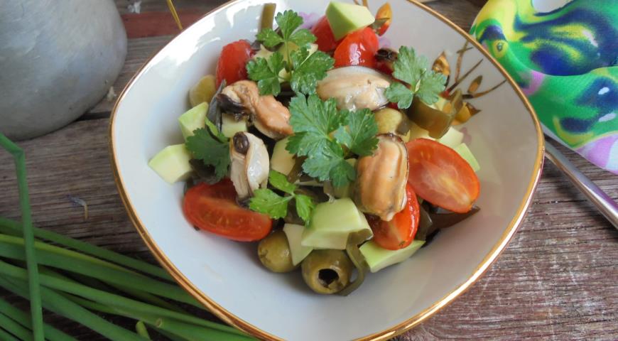Avocado salad with seaweed and mussels