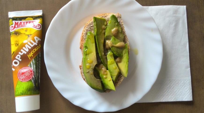 Avocado sandwich with vinaigrette sauce