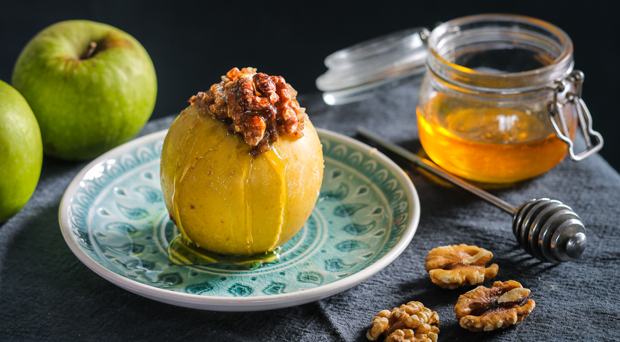 Baked apples stuffed with walnuts and buckwheat