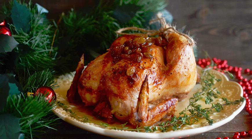 Baked chicken with honey and raisins.