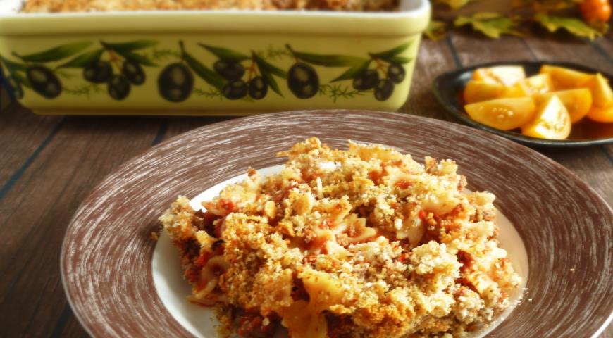 Baked farfalle with minced meat
