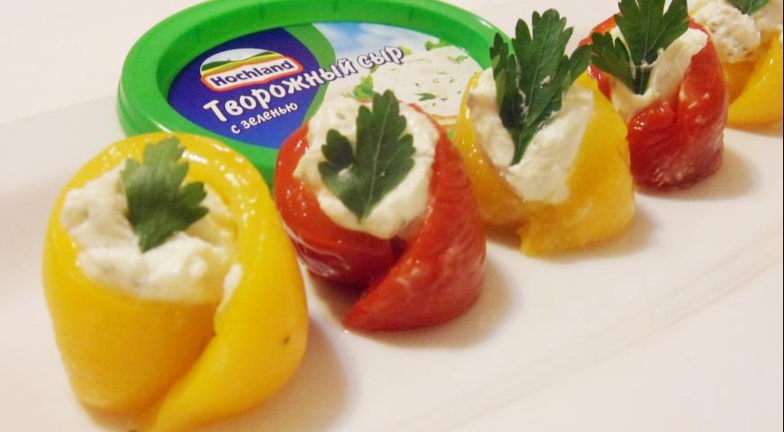 Baked pepper rolls with curd cheese