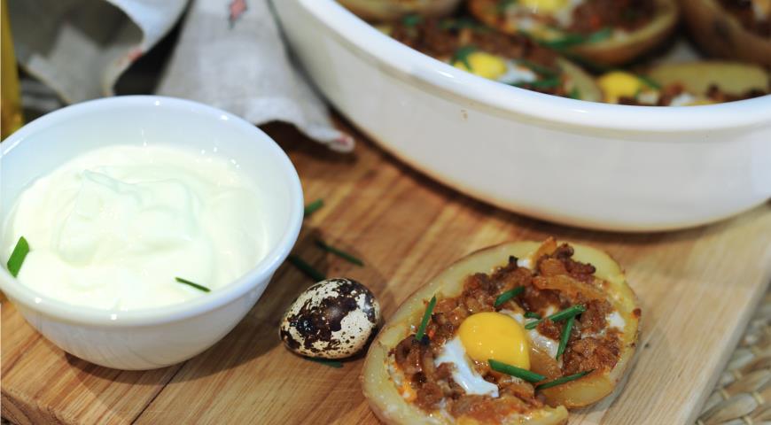 Baked potatoes with minced meat and quail eggs