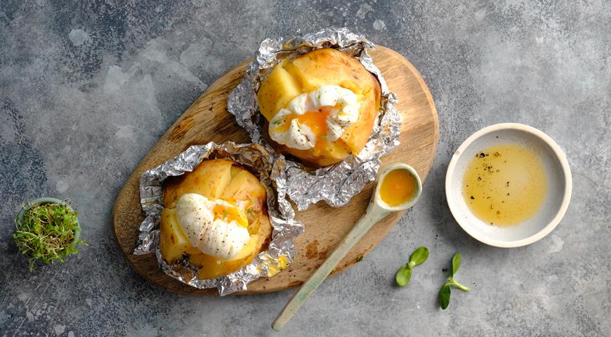 Baked potatoes with poached egg