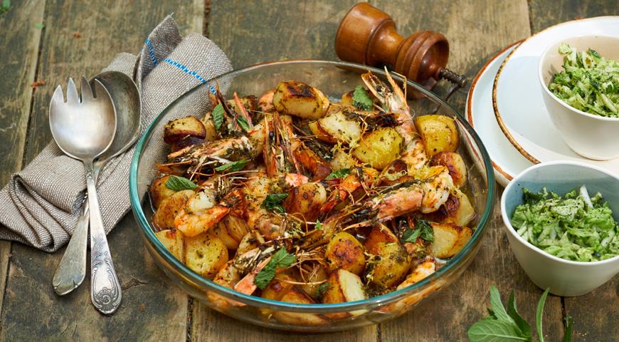 Baked potatoes with shrimps, lemon and mint