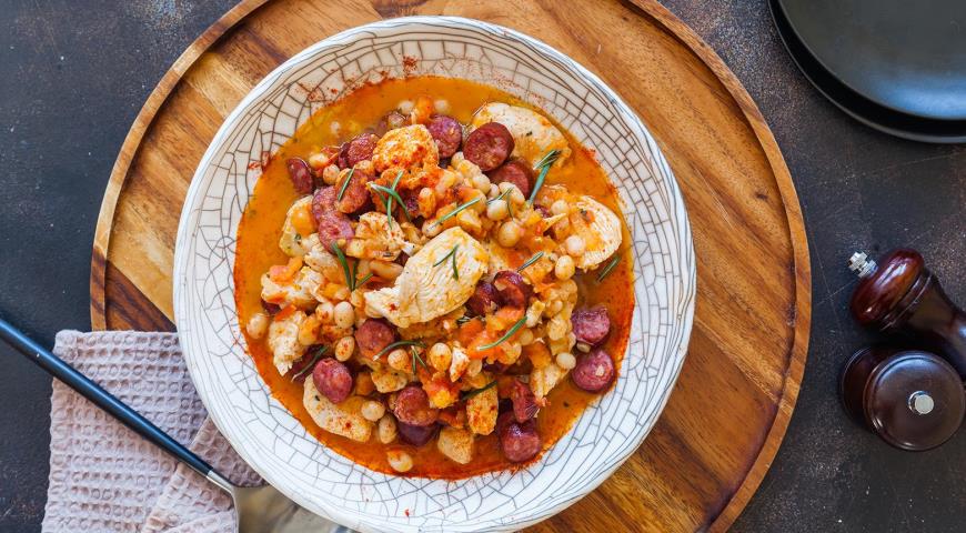 Bean ragout with chicken and sausages
