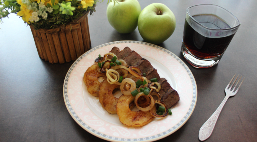 Beef liver with onions and apples