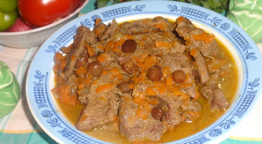 Beef stew with raisins