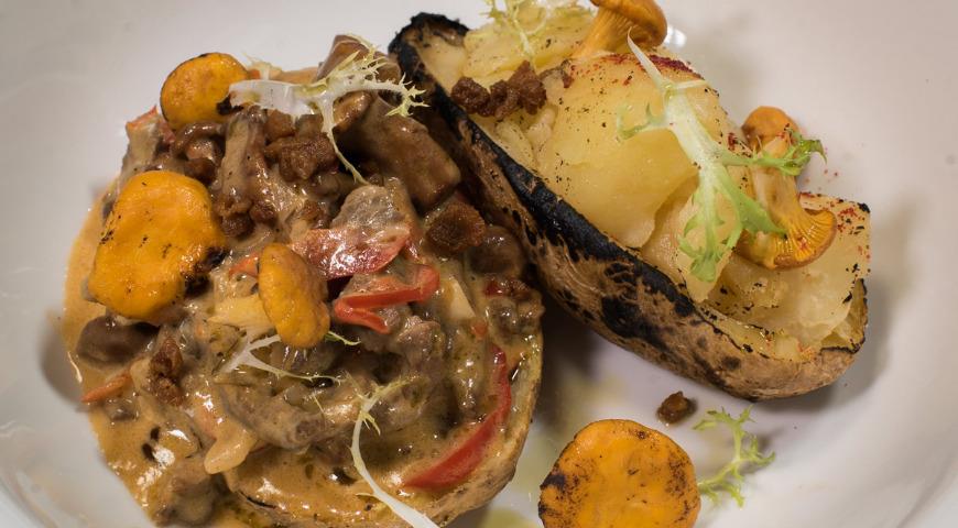 Beef stroganoff with chanterelles and baked potatoes