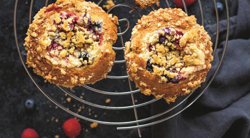 Berry muffins with curd filling