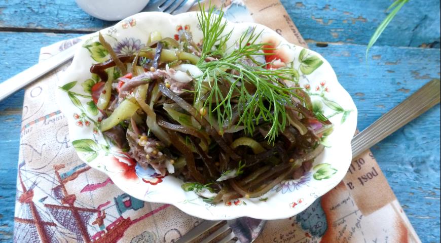 Boiled beef and seaweed salad