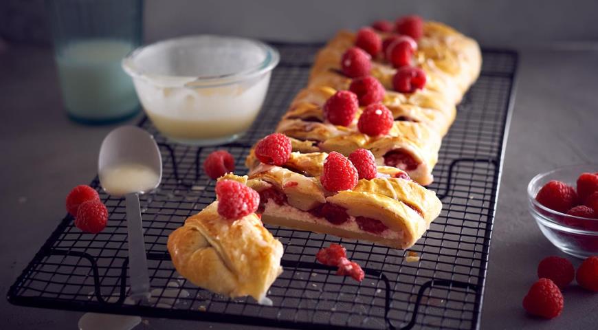 Braid with cottage cheese and raspberries