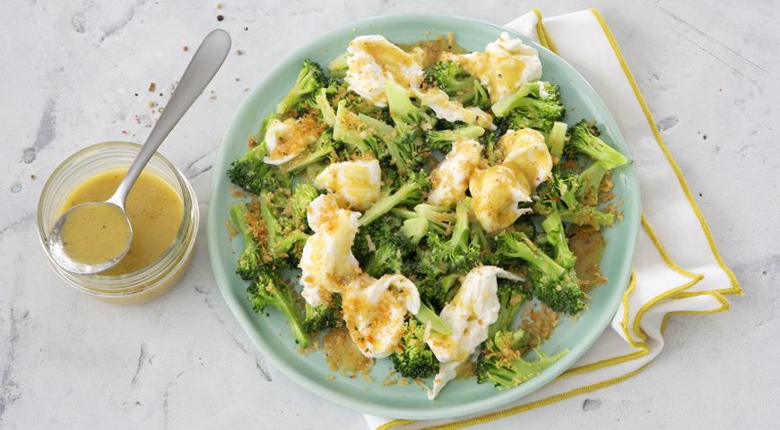 Broccoli and mozzarella salad with orange dressing