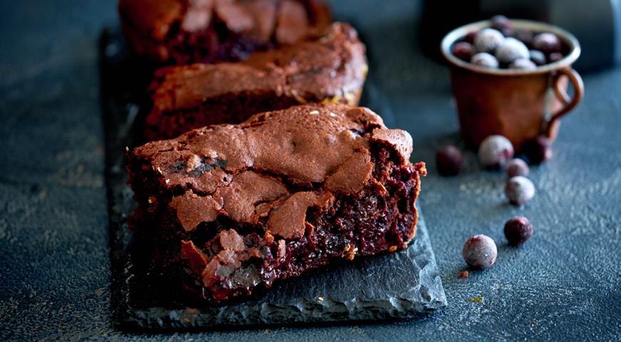 Brownie with dark chocolate and black currant