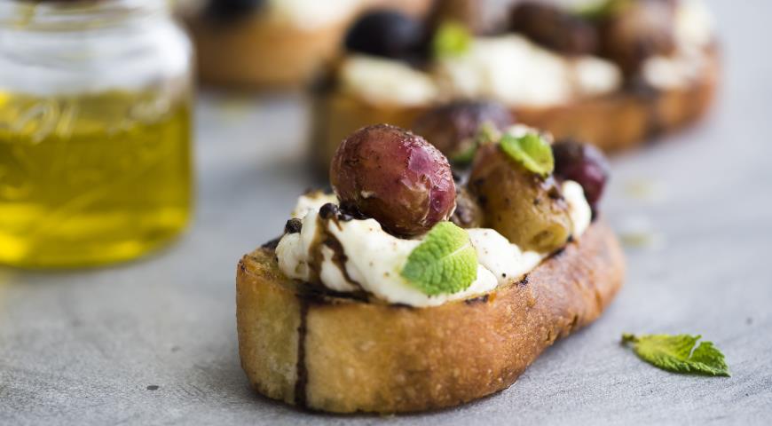 Bruschetta with baked grapes, cheese and balsamic