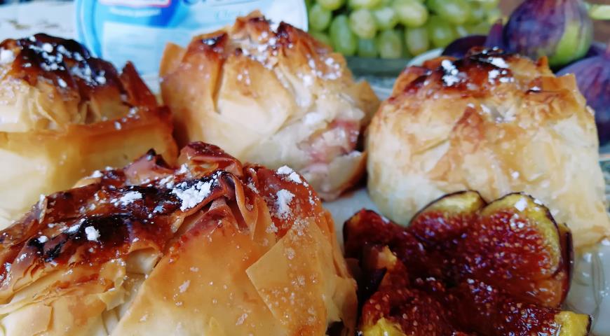 Bulgarian buns with curd cream and figs