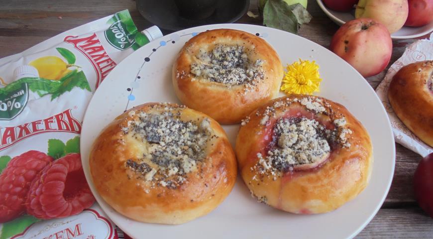 Buns with Maheev jam with poppy sprinkles