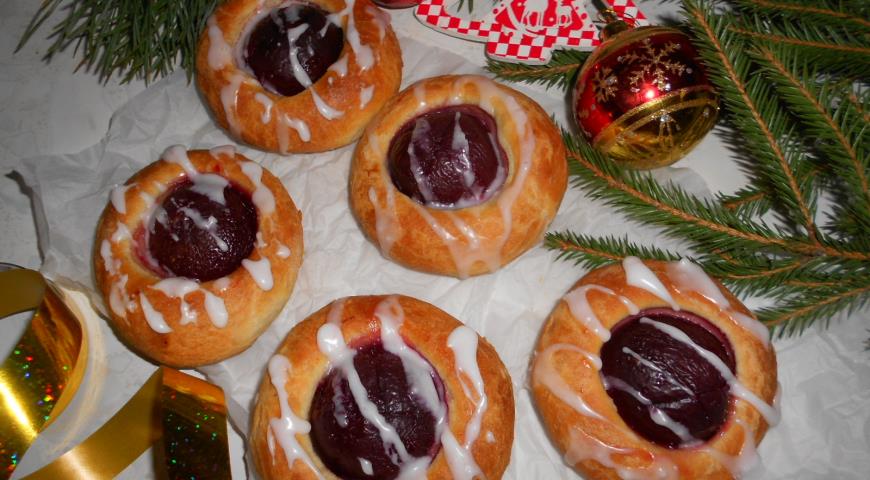 Buns with plums and icing