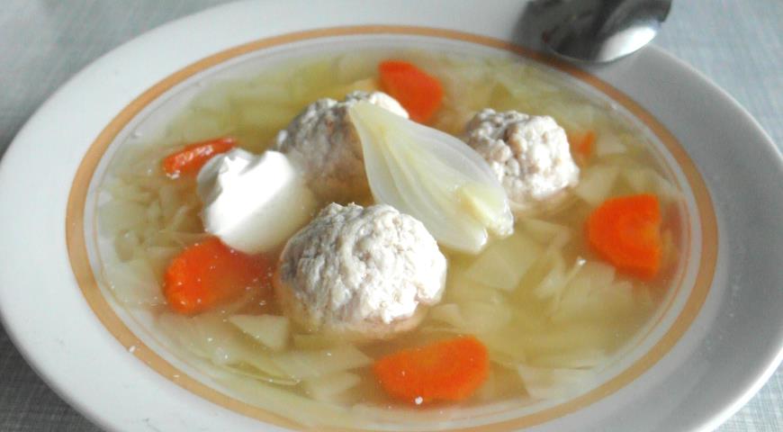 Cabbage soup with minced turkey meatballs
