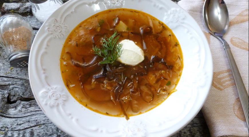 Cabbage soup with seaweed