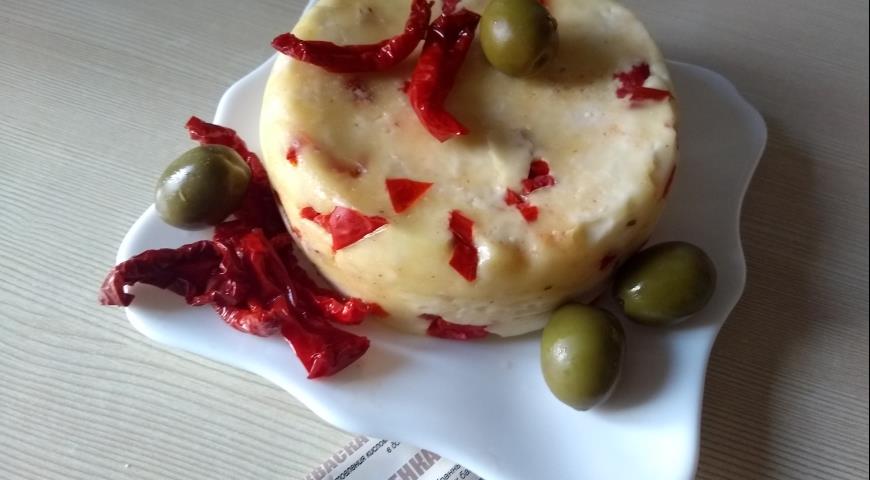 Cachotta cheese with sun-dried tomatoes