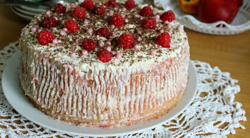 Cake with strawberry jam and curd cream