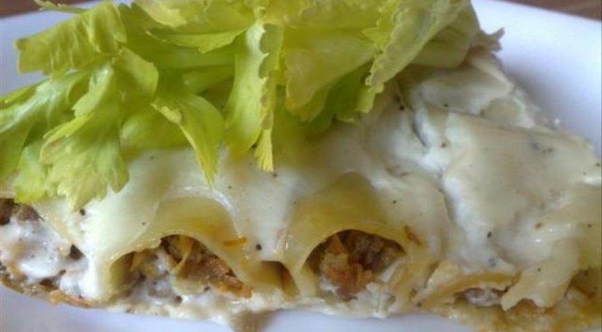 Cannelloni with minced meat and carrots