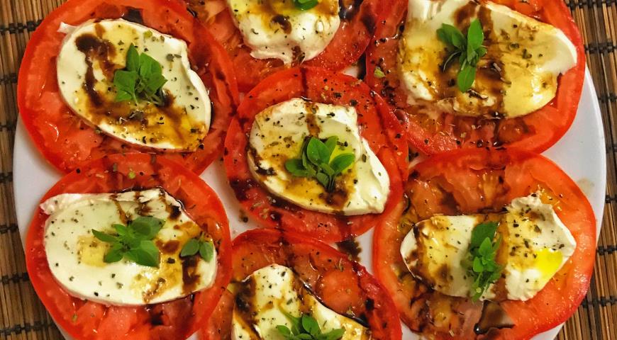 Caprese salad with basil and dried herbs