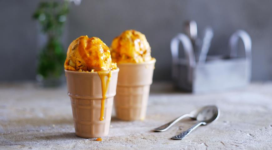 Carrot ice cream with nuts, caramel and cookies
