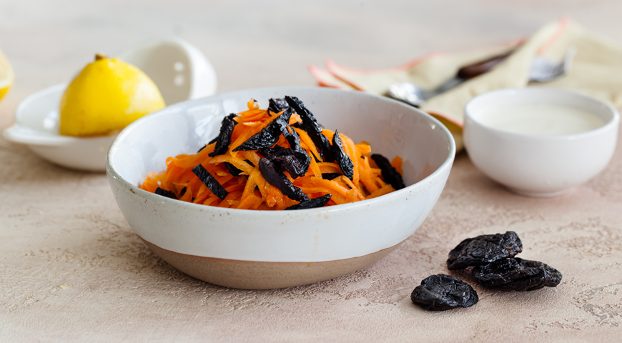 Carrot salad with prunes