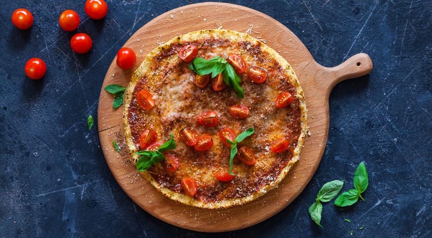 Cauliflower pizza with tomatoes and mozzarella