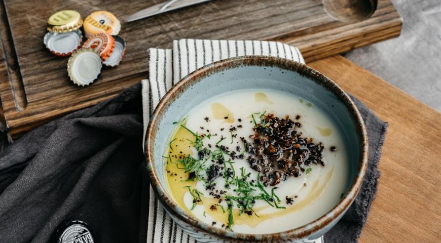 Celery soup with fried mushrooms and truffle oil