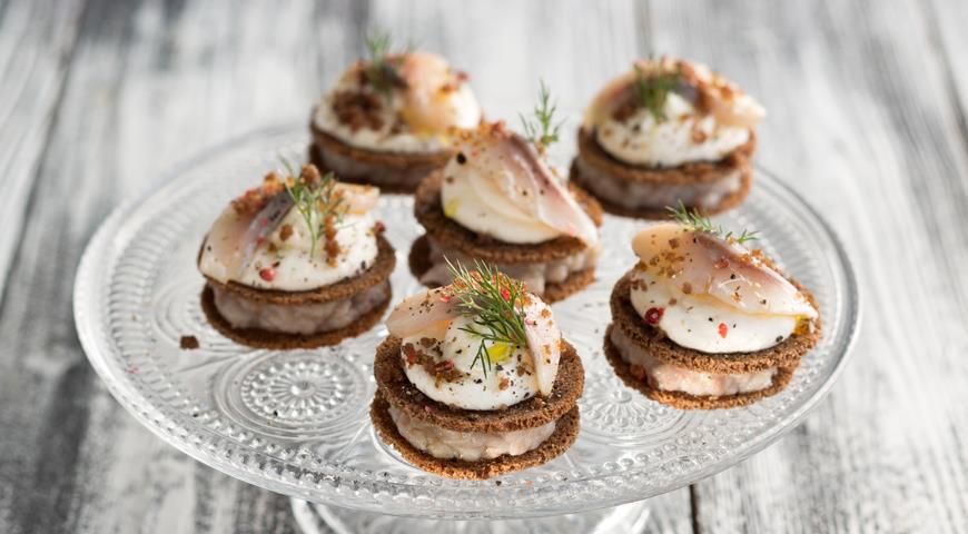 Charlotte snack bars from Borodino bread, herring and sour cream
