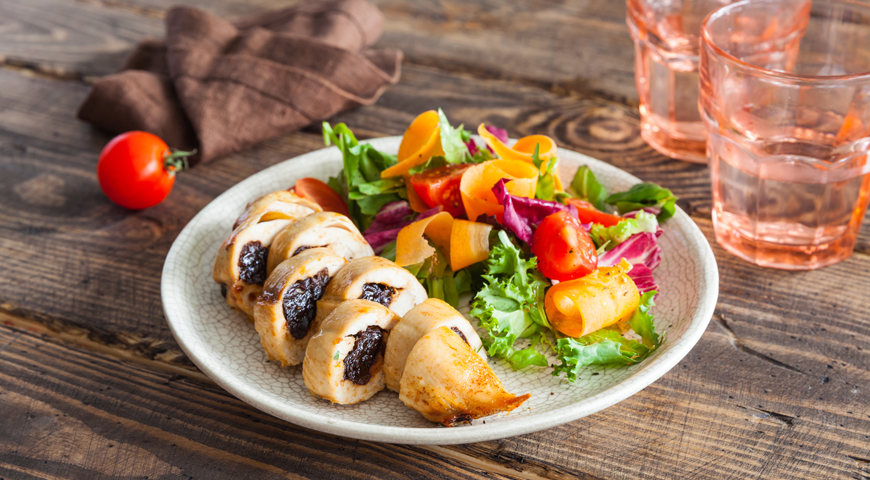Chicken roll with prunes in the oven