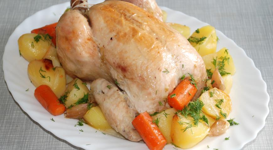 Chicken with carrots and potatoes baked 