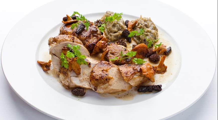 Chicken with mushrooms, puffed potatoes and truffle