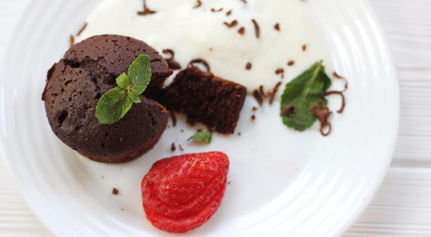 Chocolate muffins with fresh berries and ice cream