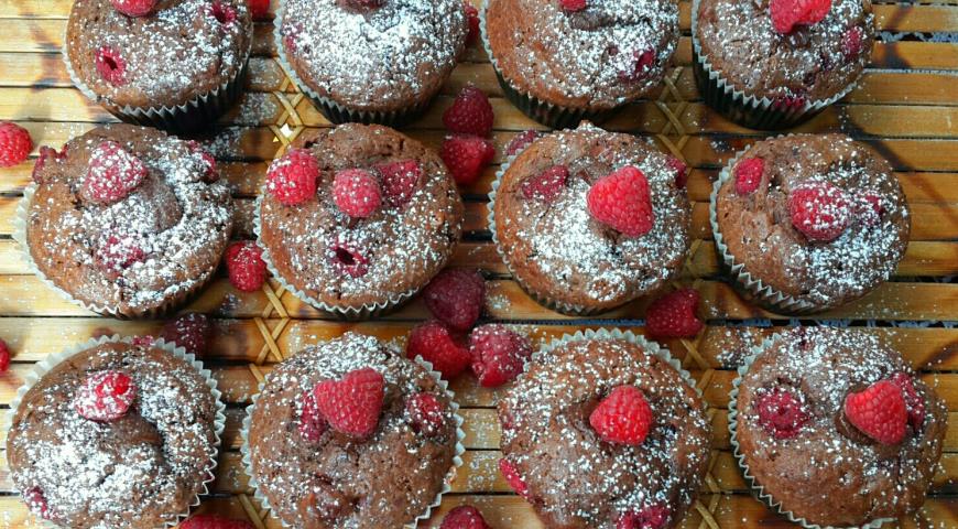 Chocolate muffins with raspberries