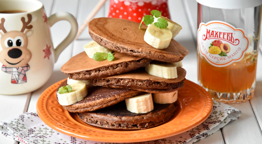 Chocolate Pancakes with Banana and Oat Bran