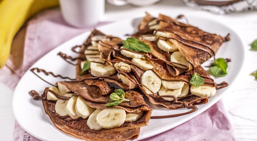 Chocolate pancakes with banana filling