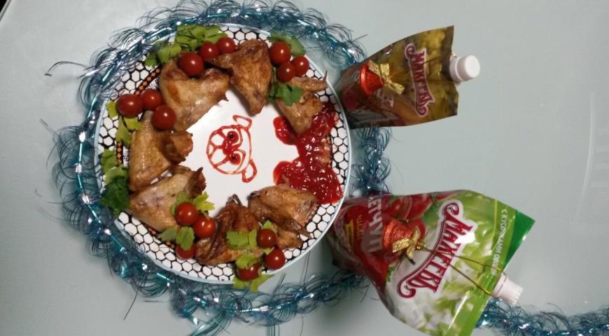 Christmas wreath with grilled chicken wings